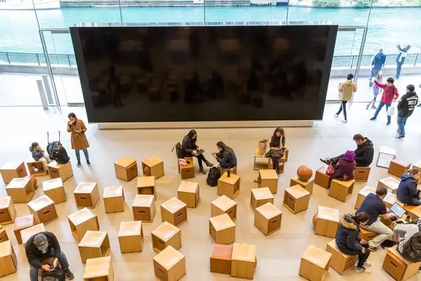 Die spezielle Architektur vom Apple Michigan Avenue Flagship Store mit vielen Holzkisten und einen Großbildschirm - Aufnahme von oben