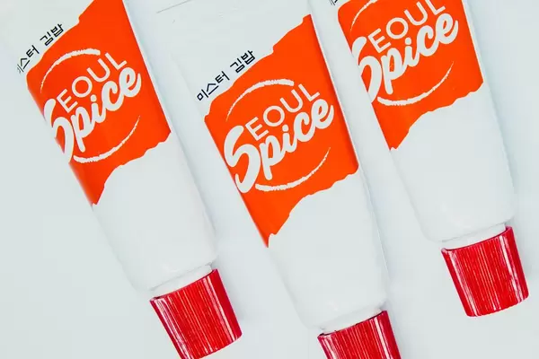 Die spezielle Sauce Seoul Spice in rot-weißen Tuben auf weißem Untergrund