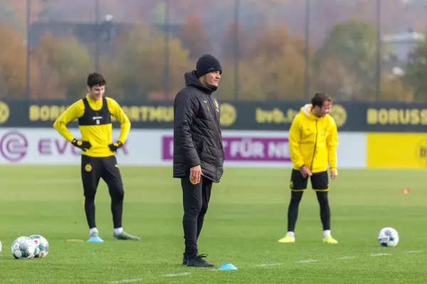 Die Spieler lachen vor dem Start einer Spielform rund um Co-Trainer Edin Terzic