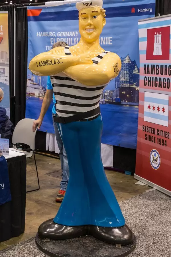 Die Städtepartnerschaft Hamburg und Chicago besteht seit 1994 und wird in Chicago durch die Figur des Seemanns namens Paul zelebriert