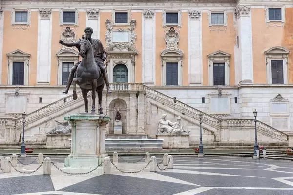 Die Statue des Marcus Aurelius vor den Kapitolinischen Museen in Rom