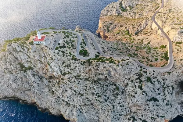 Die steile, bis zu 384 Meter-höhe Klippe von Cap de Formentor mit dem Leuchtturm in einem Luftbild