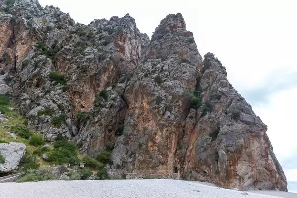 Die steilen Felswände der Schlucht, die vom Torrent de Pareis bei Sa Calobra (Mallorca) gebildet wurde