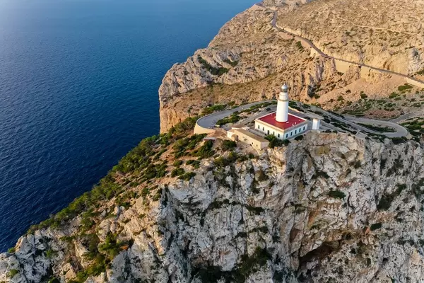 Die Steilküste der Halbinsel Formentor auf Mallorca mit dem Leuchtturm. Drohnenaufnahme