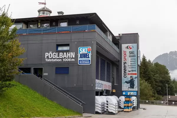 Die Talstation der Pöglbahn im Alpbachtal (Österreich), nur im Winter für Skifahrer im Betrieb