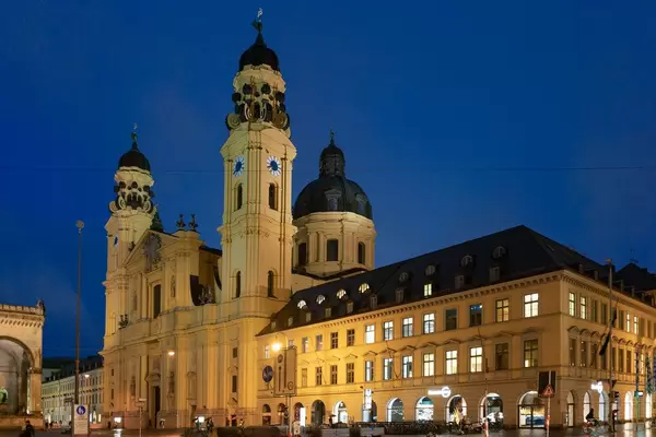Die Theatinerkirche: die katholische Kirche St. Kajetan und Adelheid in München
