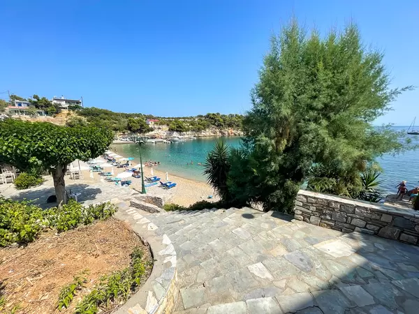 Die Treppe, die zum Strand Paralia Rousoum Gialos in der kleinen Hafenstadt Patitiri auf Alonnisos führt
