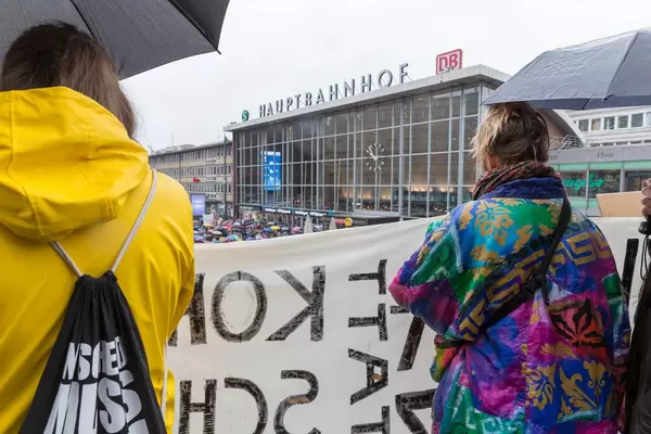 Die Umweltschutzdemonstration Fridays For Future in Köln von oben