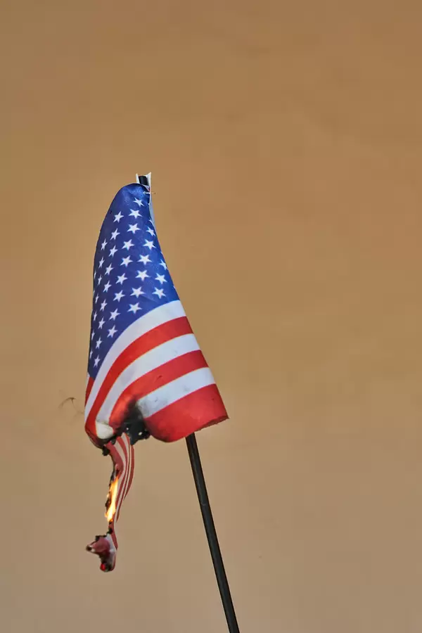 Die US-Flagge brennt: Sturm aufs Kapitol im Januar 2021