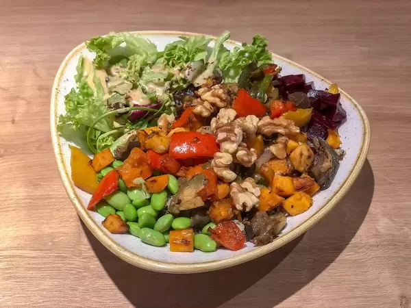 Die Veggie Buddha Bowl mit gegrilltem Gemüse, Paprika, Edamame, Nüssen, Rote Beete, Vollkornreis, Soja-Sesam-Soße und frischem Basilikum