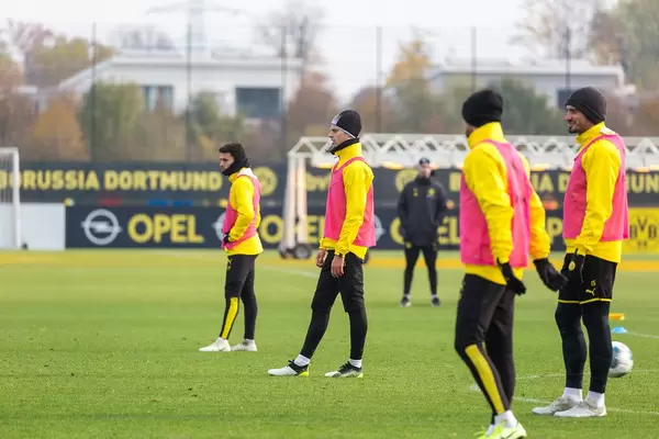 Die Viererkette um Mats Hummels ist bereit für den Gegner im Training
