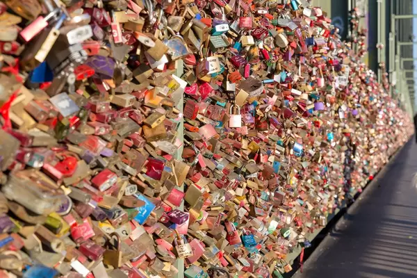 Die von Paaren an die Brücke gehängten Schlösser in Köln