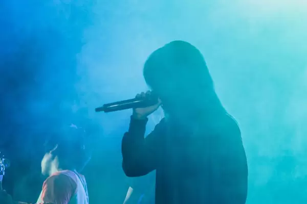 Die von Qualm umhüllte Silhouette einer Sängerin einer Band auf dem Daydream Festival 2018 in Bacolod City