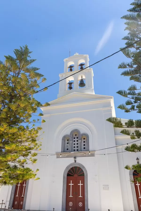 Die weiße Kirche Panagia Protothronos mit vier Glocken im Dorf Halki im Inneren der Insel Naxos