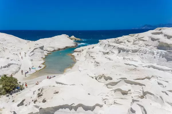 Die weißen Klippen und das türkisblaue Meer auf Milos mit wenigen Touristen im Juli 2020
