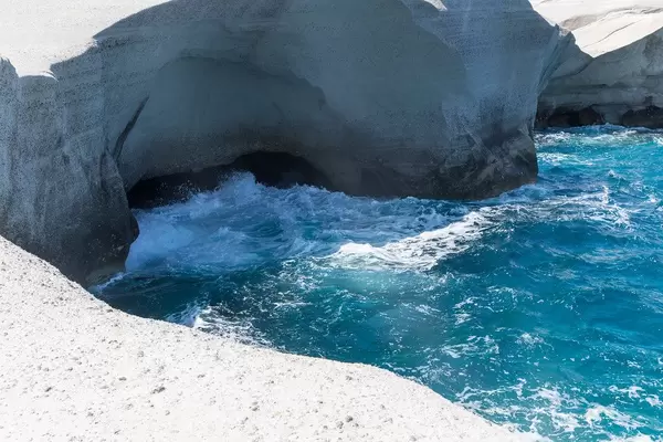 Die weißen, vulkanischen, von Wind und Wellen geformten Klippen von Sarakiniko, Milos