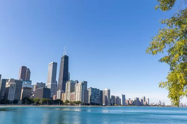 Die Wolkenkratzer von Chicago und der Michigansee an einem schönen Herbsttag