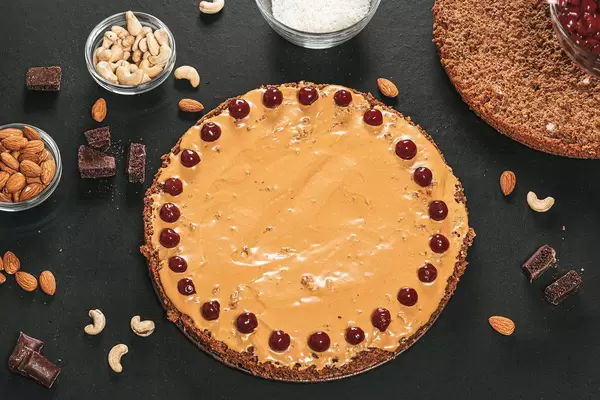 Die Zubereitung eines Schokokuchens zu hause mit in Alkohol getränkten Kirschen und Creme