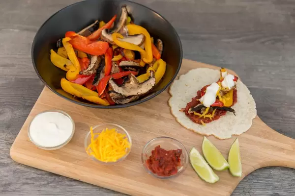 Die Zutaten für das Hello Fresh Rezept: Vegetarische Fajitas mit Paprika & Pilzen selbst gemachter, scharfer Soße und Limettenschmand