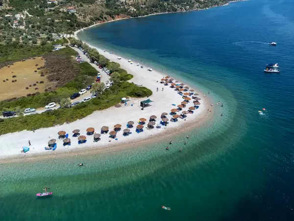 Die zwei Seiten des Strandes Agios Dimitrios bieten zwei verschiedene Arten von Meeresböden. Luftbild