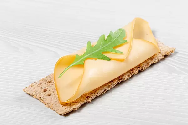 Diet sandwich with arugula and cheese (Flip 2019)