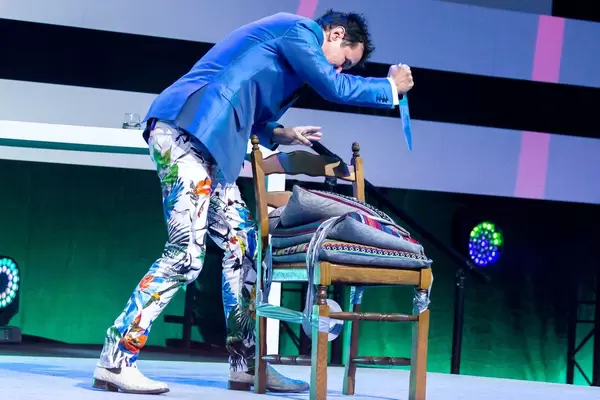 Dietmar Dahmen auf der Digital X mit einer Bühnenshow: Sticht mit einem Messer auf ein Stuhl mit Kissen