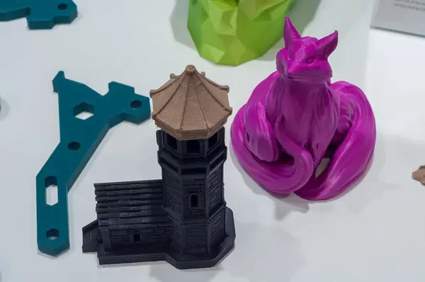Different shapes printed with a IIIP 3D printer