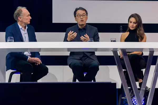 Digital X in Köln: Alex Jinsung Choi der Deutsche Telekom AG gestikuliert im Gespräch mit Sir Tim Berners-Lee und Nazan Eckes