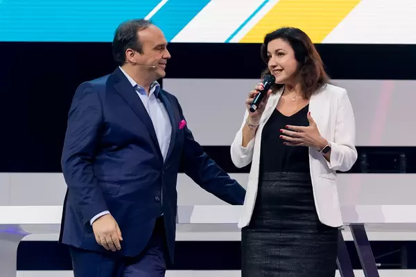 Digital X in Köln: Politikerin Dorothee Bär hält eine Rede über Digitalisierung und Hagen Rickmann (Deutsche Telekom) hört zu
