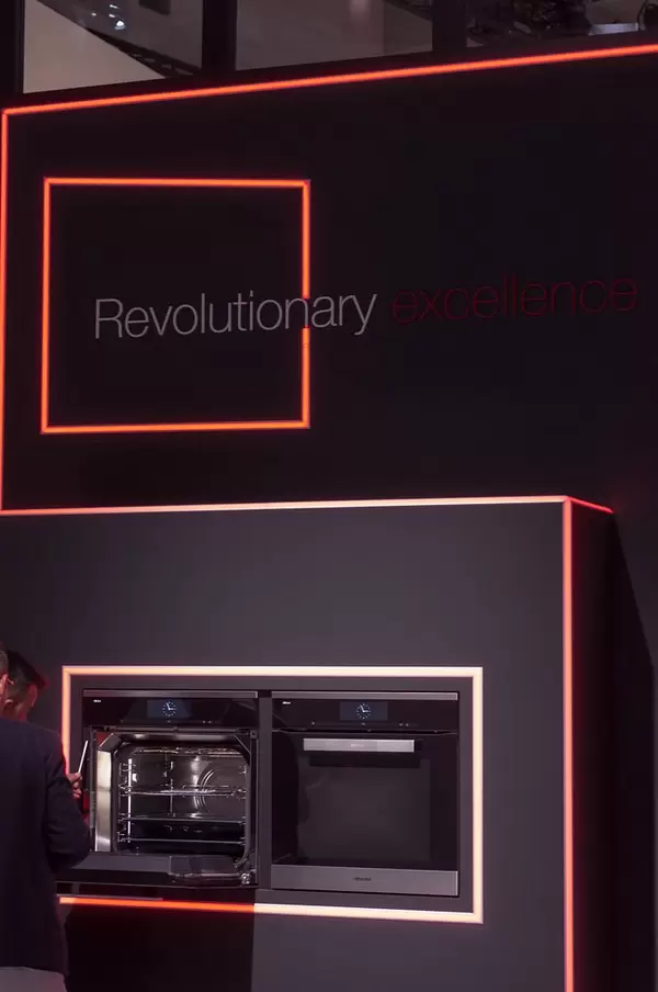 Digitale Backöfen am Messestand von Miele