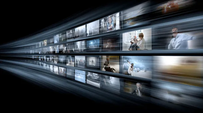 Digitale Bildschirme mit bewegten Medieninhalten