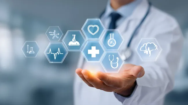 Digitale Gesundheitsversorgung mit Arzt und Symbolen