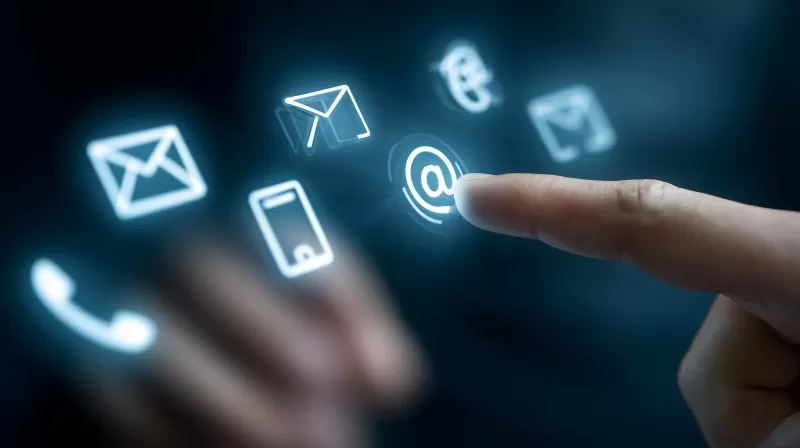 Digitale Kommunikation mit Finger auf E Mail Symbol