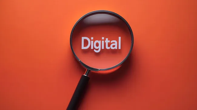 Digitale Lupe auf orangefarbenem Hintergrund