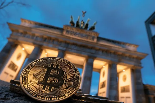 Digitale Währung Bitcoin vor Brandenburger Tor