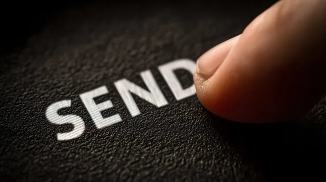 Digitaler Sendeknopf auf schwarzem Touchscreen