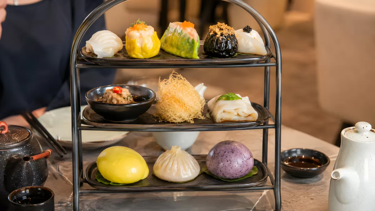 Dim-Sum-Etagere mit bunten Dumplings im Restaurant