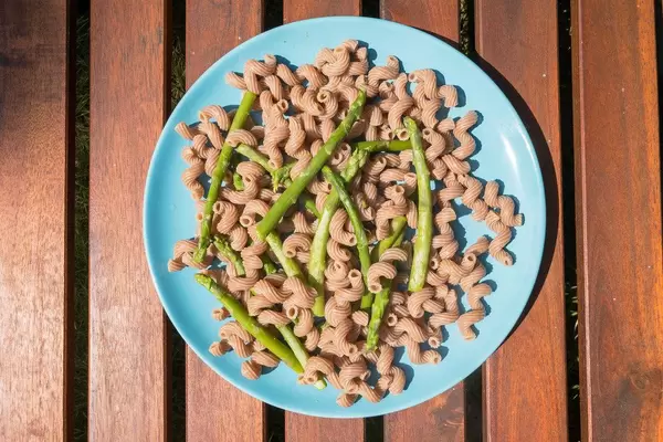 Dinkel-Vollkorn-Nudeln mit grünem Spargel