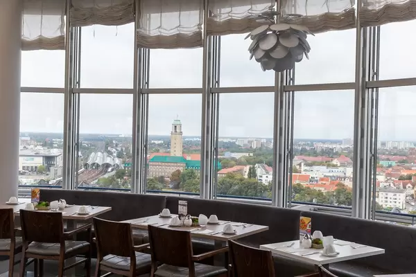 Dinner with a view: Berliner Restaurant des Select Hotels im Spiegelturm mit Blick auf den S-Bahnhof und das Gesundheitsamt Spandau