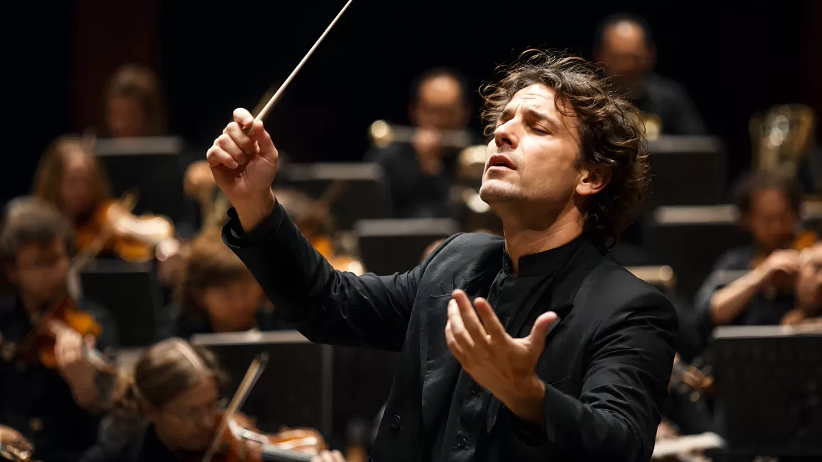 Dirigent leitet leidenschaftlich ein Sinfonieorchester