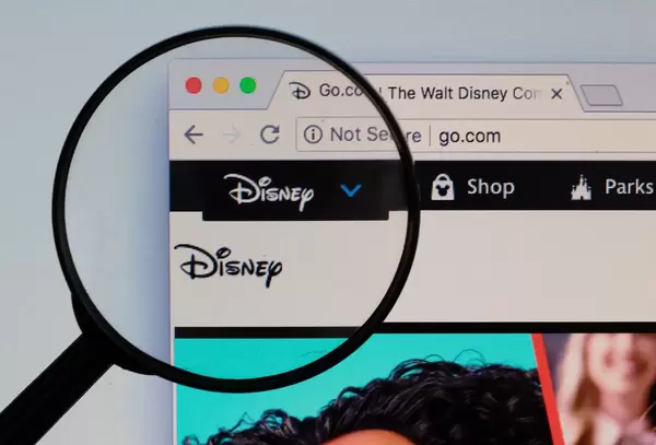Disney-Logo am PC-Monitor, durch eine Lupe fotografiert