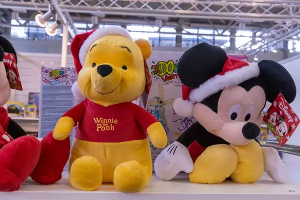 Disney Plüschfiguren Winnie the Pooh und Mickey Mouse