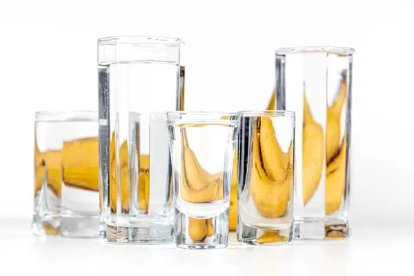 Distortion of the image of bananas with water in glasses