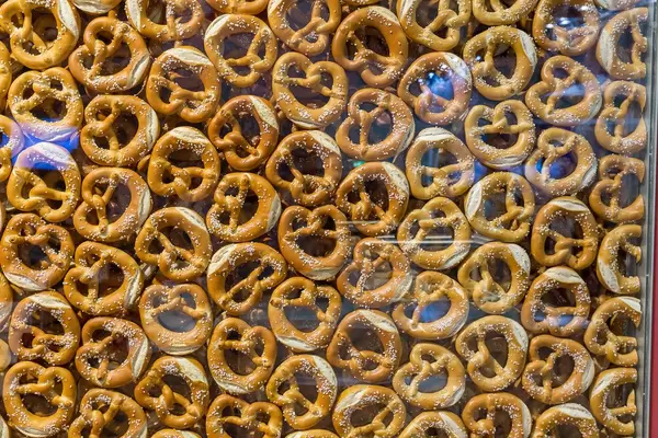 Ditsch-Wanddekoration mit Lebensmitteln: Viele Brezel hinter einer Glaswand als Hintergrund
