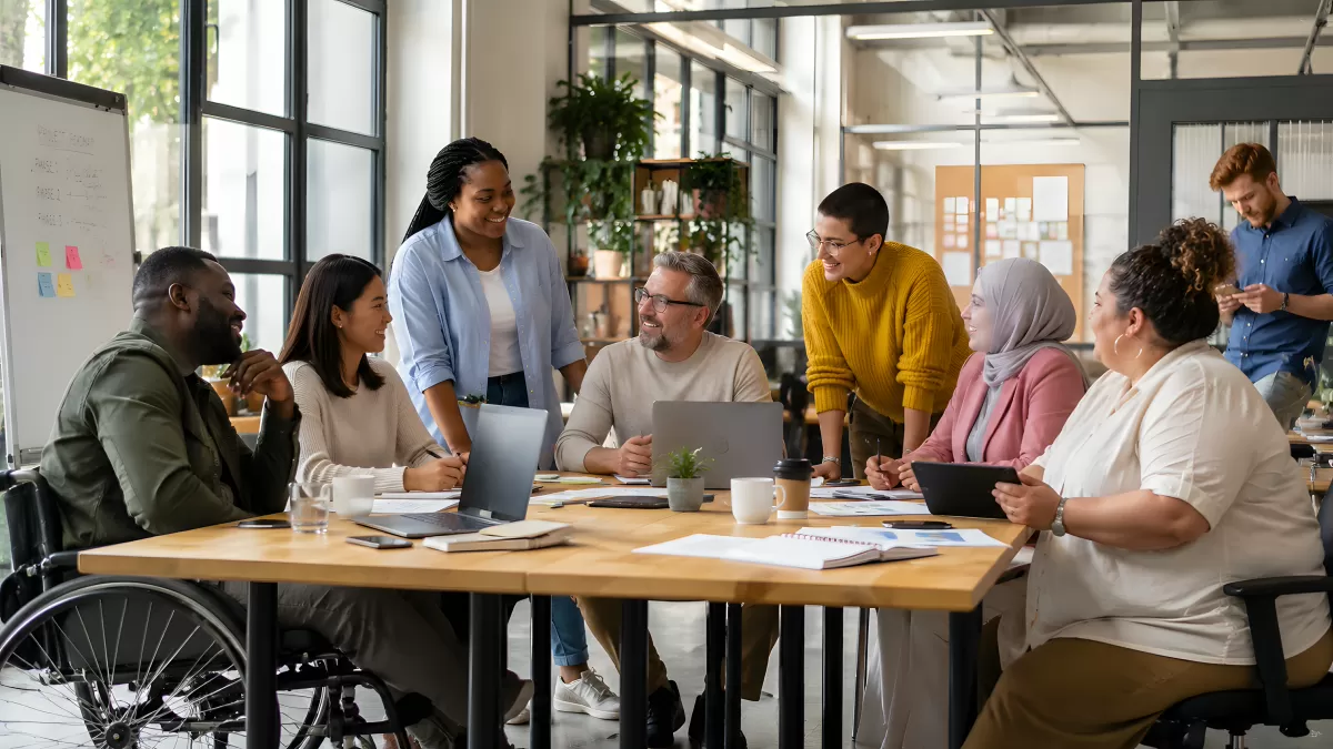 Diverse Gruppe bei lebhafter Teambesprechung im Büro
