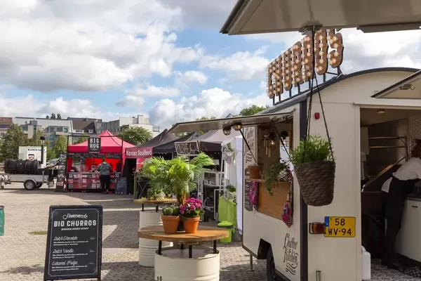 Diverse Imbissbuden beim Food-Festival