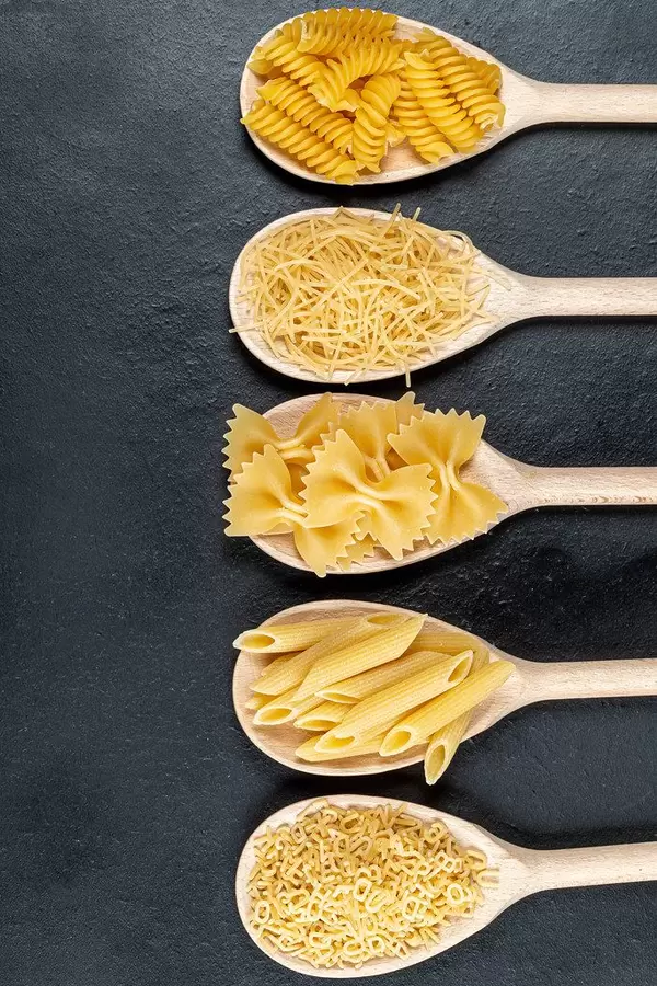 Diverse Nudelsorten in Holzlöffeln Top-view