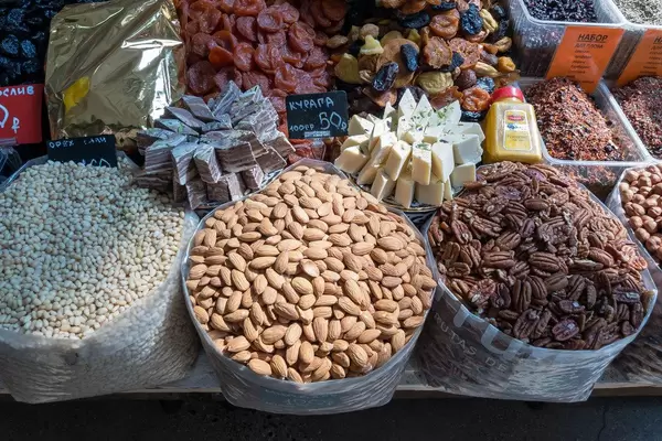 Diverse Nüsse, Trockenfrüchte und Süßigkeiten am Danilovsky Market in Moskau