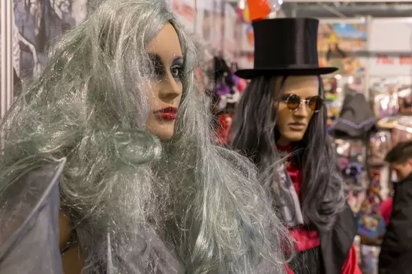 Diverse Perücken und Hüte - IAW Köln 2018