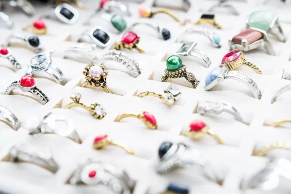 Diverse Ringe im Geschäft